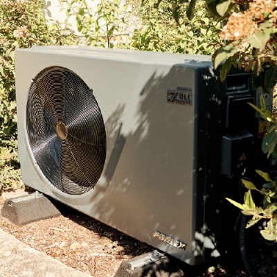 Unidade externa de ar condicionado cinzenta com ventilador preto