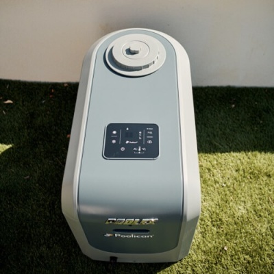 Máquina elétrica cinzenta com painel de controlo sobre relva artificial