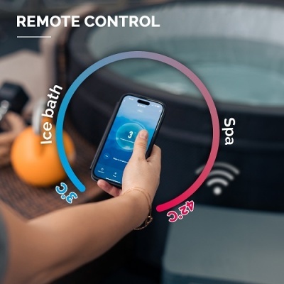 Pessoa a controlar a temperatura de um spa inflável com smartphone