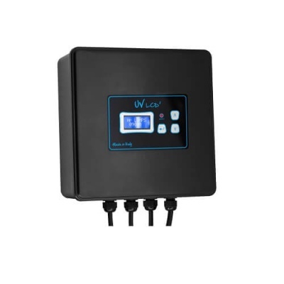 Controlador preto para sistema UV com visor digital e botões.