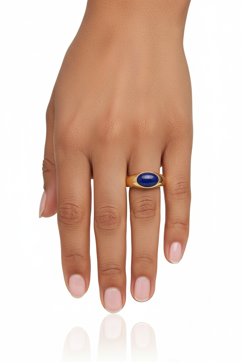 Mão feminina com anel dourado e pedra azul