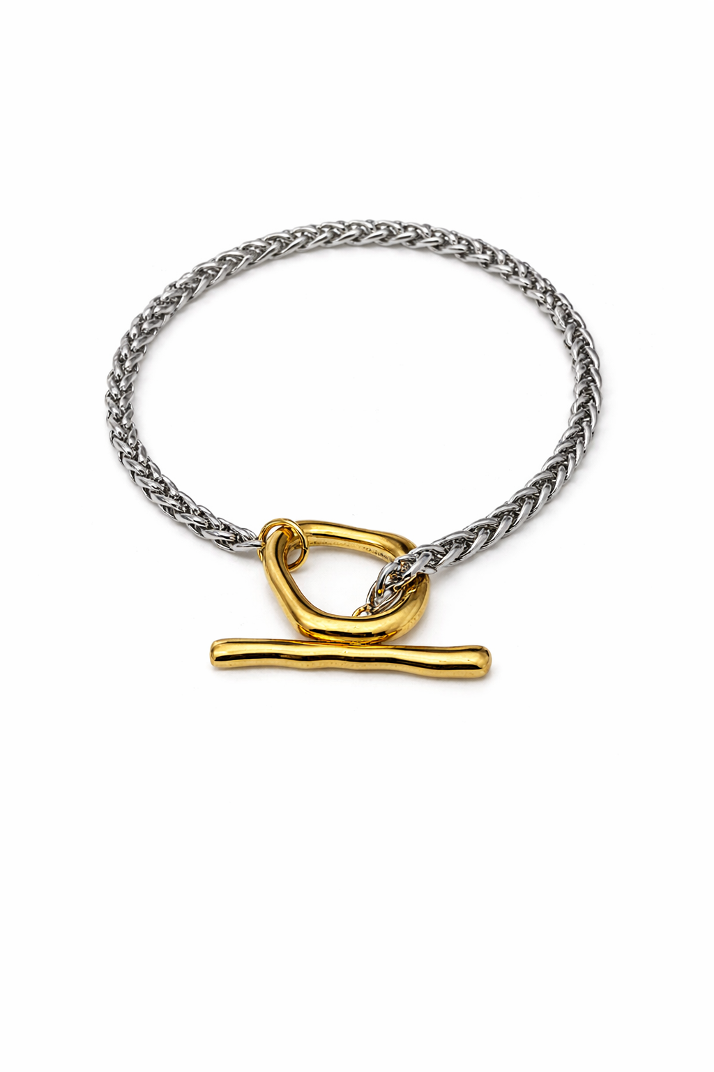 Pulseira metálica prateada com fecho dourado