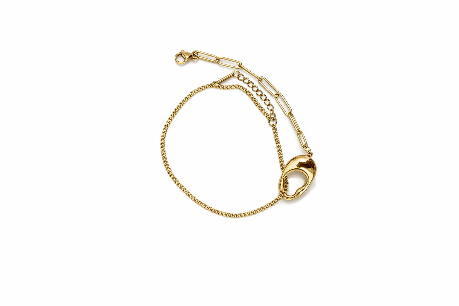 Pulseira dourada com pendente metálico e elos variados