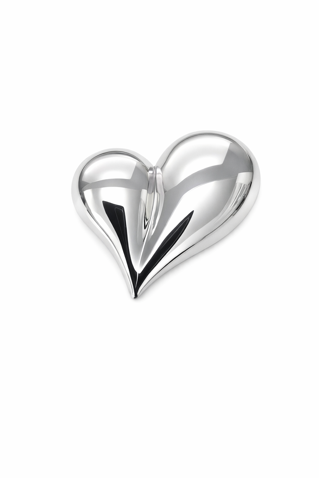 Escultura metálica prateada em forma de coração