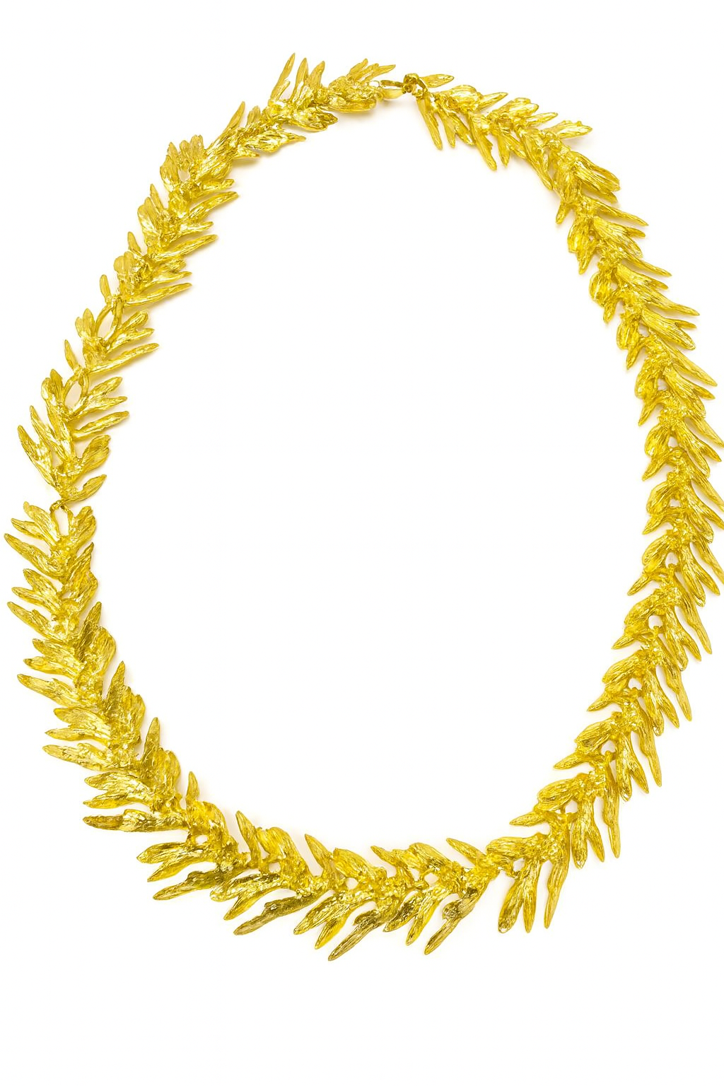 Colar dourado folhas texturadas
