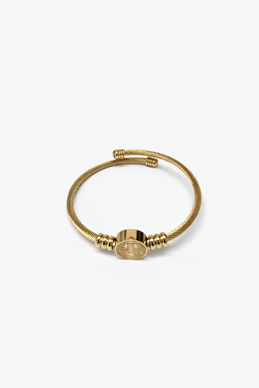 Pulseira dourada com cabo torcido e medalhão central decorativo