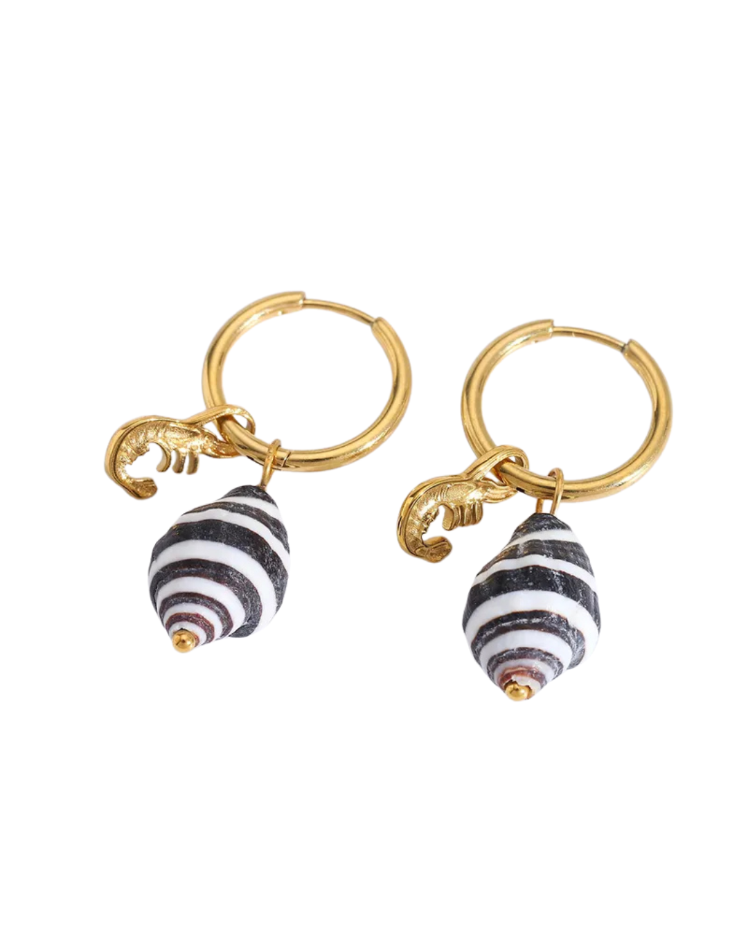 Brincos em argola dourada com pendentes de conchas às riscas e pequenas lagostas douradas