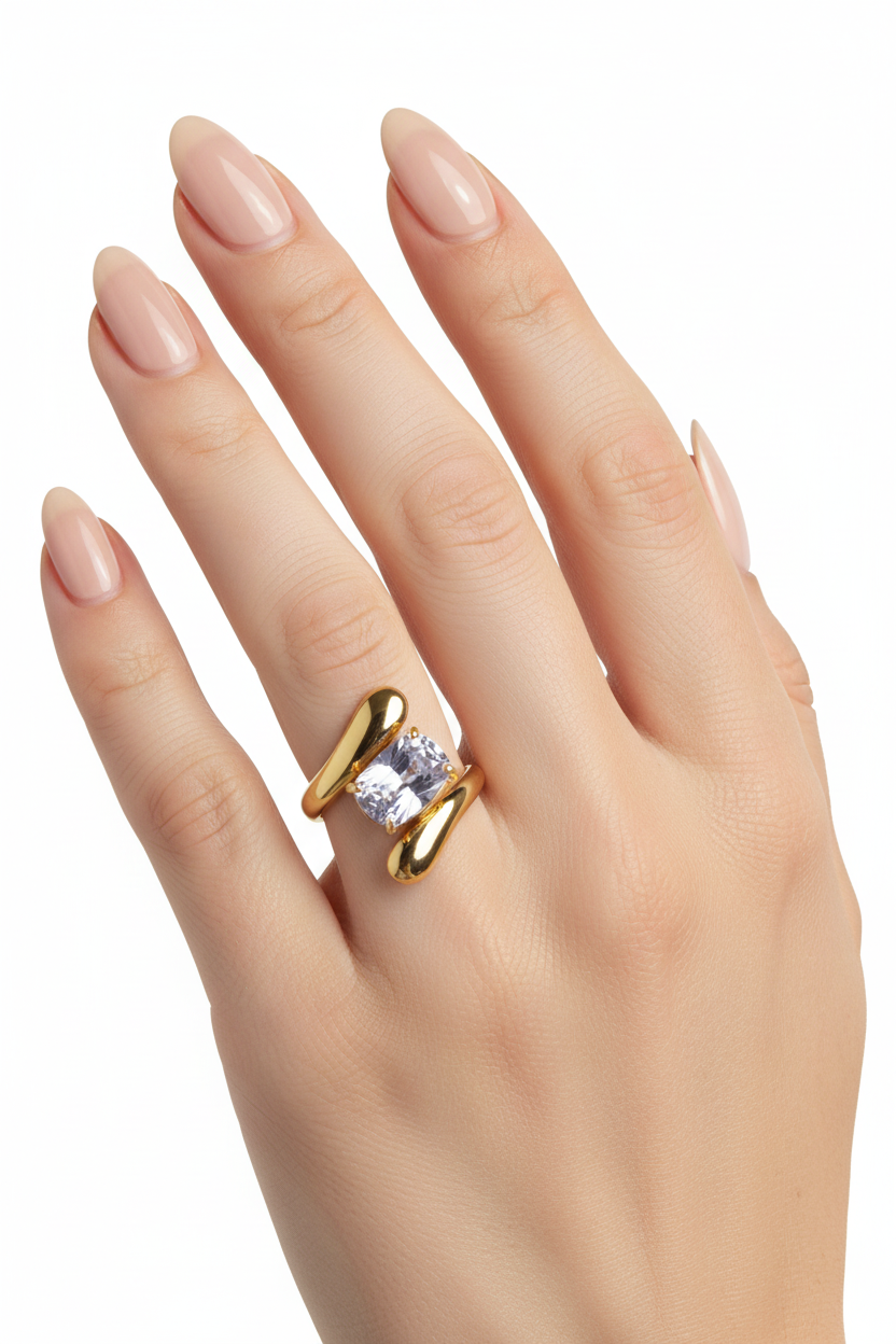 Mão com anel dourado e pedra clara quadrada