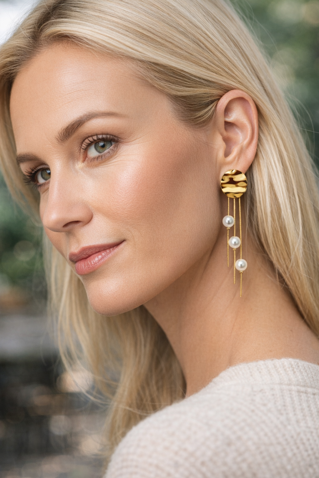 Brincos pendentes dourados com três pérolas brancas