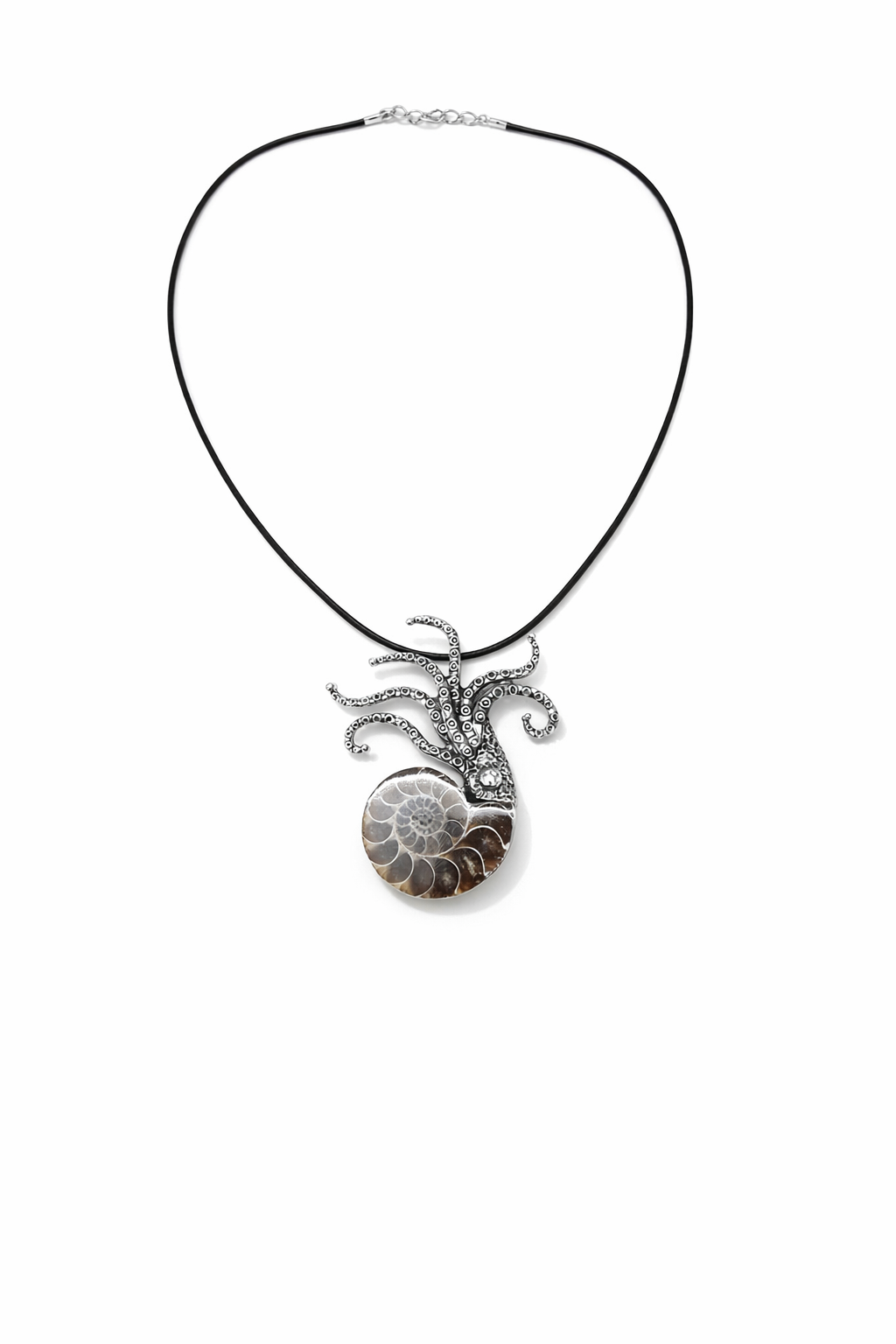 Colar com pendente em forma de polvo com tentáculos metal prateado e concha em espiral marrom