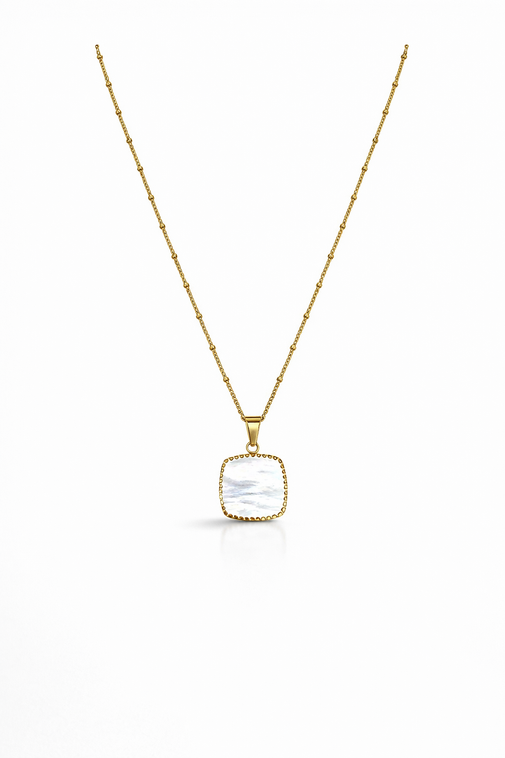 Colar dourado com pendente quadrado de madrepérola