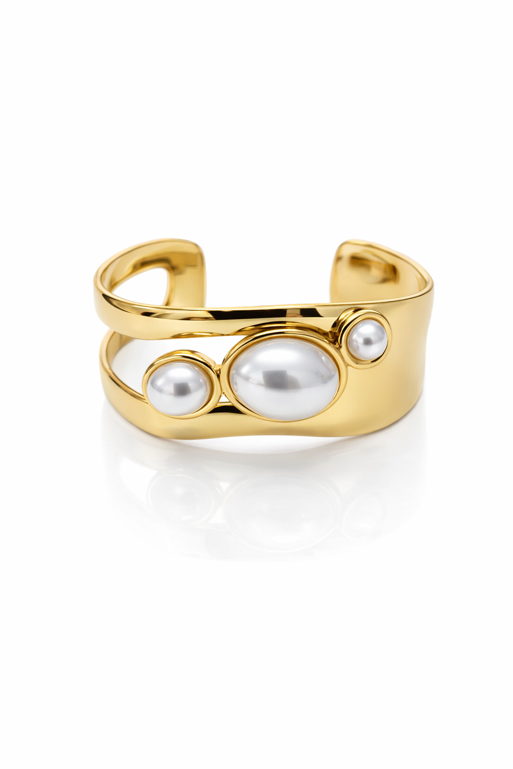 Pulseira dourada aberta com três pérolas falsas no centro