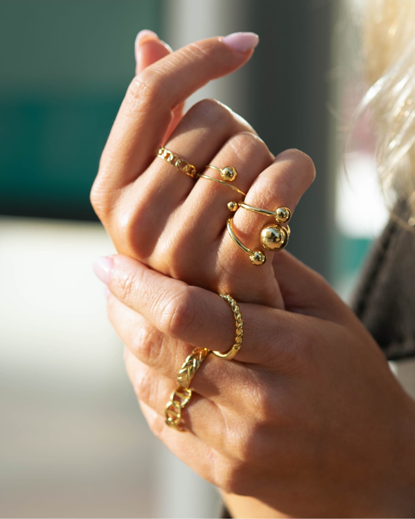 Como combinar acessórios dourados: dicas práticas para cada look Como combinar acessórios dourados: dicas práticas para cada look