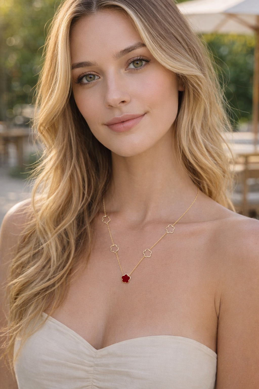 Colar dourado com flores em mulher loira em ambiente exterior