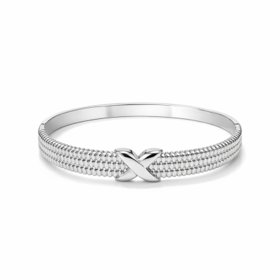 Pulseira de prata com design em X e textura em relevo