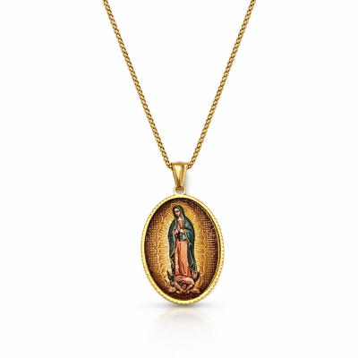 Colar dourado com pendente oval da Nossa Senhora de Guadalupe em fundo branco