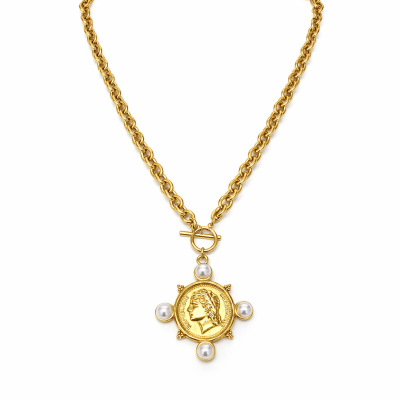 Colar dourado com pendente circular decorado com pérolas e moeda