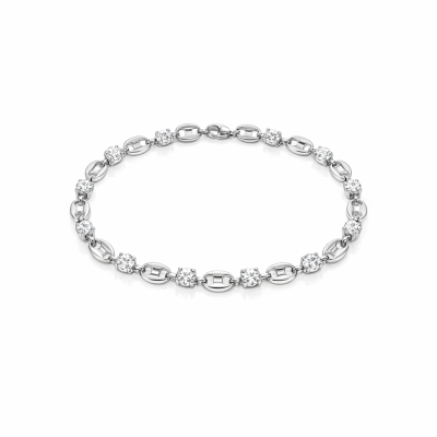 Pulseira de prata com pedras claras num fundo branco