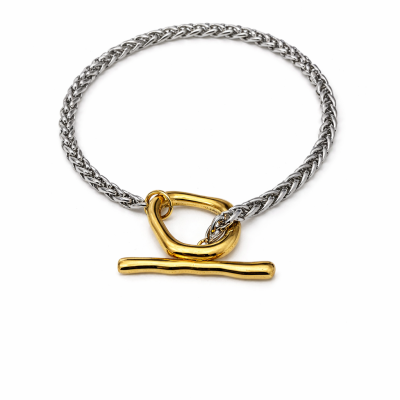 Pulseira metálica prateada com fecho dourado