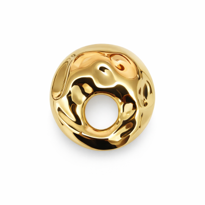 anel dourado metálico com acabamento irregular e brilhante