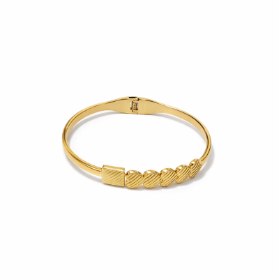 Pulseira dourada rígida com corações e um quadrado com padrão gravado