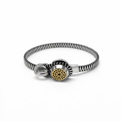 Pulseira metálica com detalhe dourado e fecho