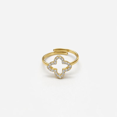 Anel dourado com forma de trevo e pedras brilhantes