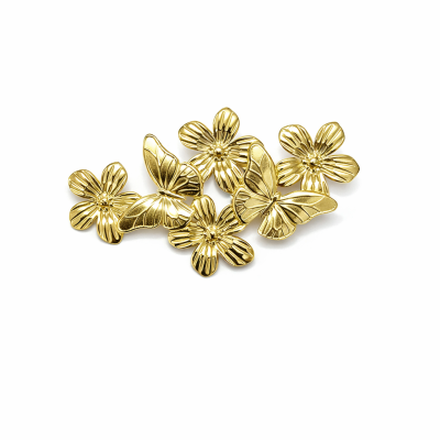 Acessórios dourados em forma de flores e borboletas com detalhes texturizados