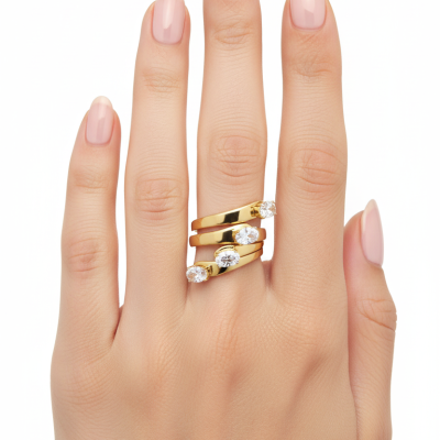 Mão com anéis dourados e pedras brilhantes