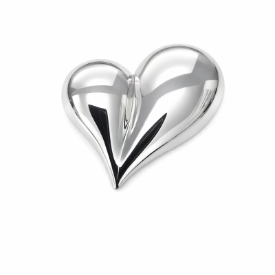 Escultura metálica prateada em forma de coração