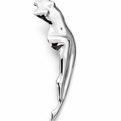 Escultura metálica prateada de corpo humano estilizado