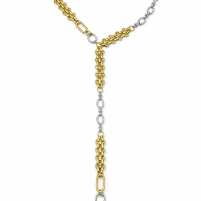 Colar longo em correntes douradas e prateadas sobre fundo branco