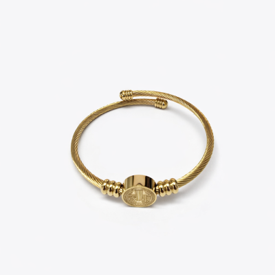 Pulseira dourada com cabo torcido e medalhão central decorativo