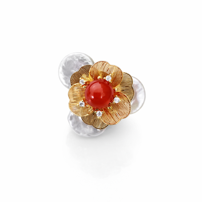 Anel flor com pedra vermelha, pétalas douradas e cristais