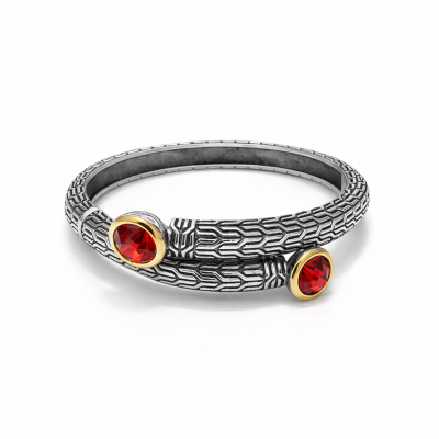 Pulseira prateada texturizada com pedras vermelhas e detalhes dourados