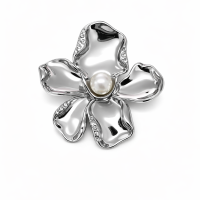 Broche flor em metal prateado com pérola e pedras