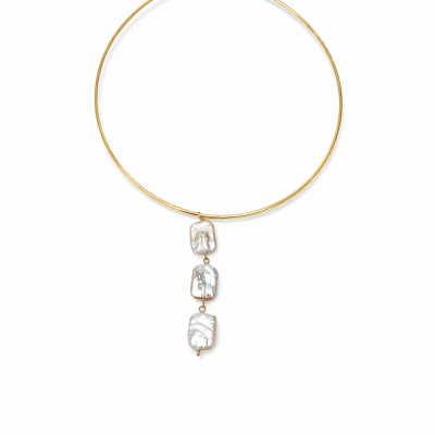 Colar dourado com três contas peroladas retangulares penduradas