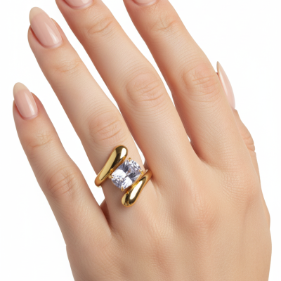 Mão com anel dourado e pedra clara quadrada