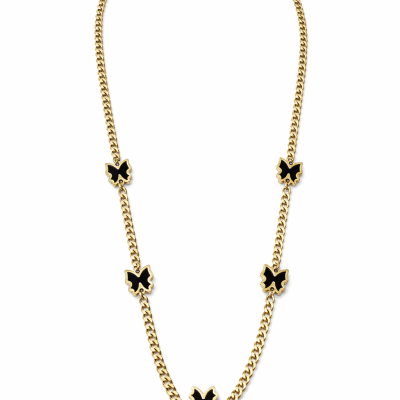 Colar dourado com borboletas pretas em fundo branco