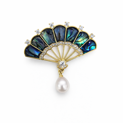 Broche em forma de leque dourado com pedras azul-esverdeadas e pérola pendente