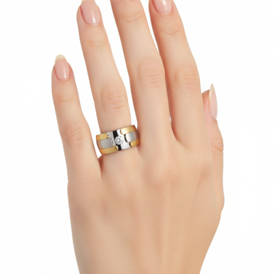 Anel largo bicolor com diamante na mão feminina