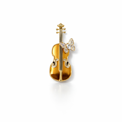 Broche dourado em forma de violino com borboleta cristalina