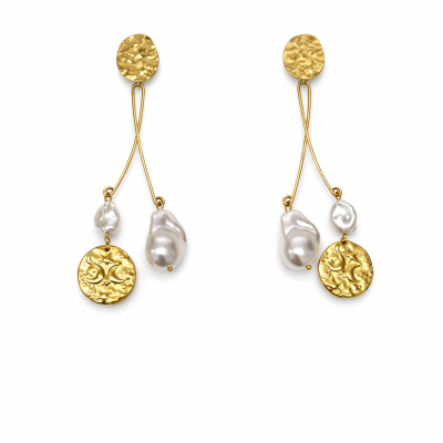 Brincos dourados com pérolas e medalhões texturizados pendentes
