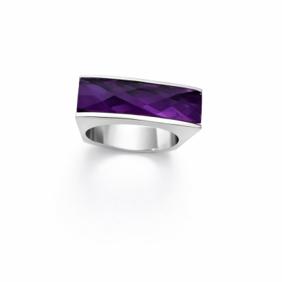 Anel prateado com pedra púrpura facetada retangular
