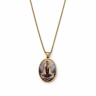 Colar dourado com pendente oval de Nossa Senhora