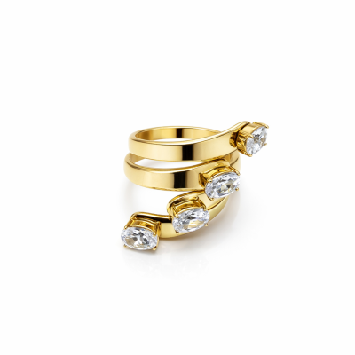 Anel dourado com pedras brilhantes em fundo branco