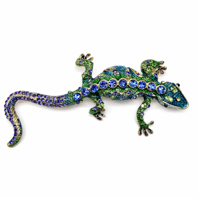 Broche lagarto com pedras azuis e verdes em fundo branco