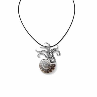 Colar com pendente em forma de polvo com tentáculos metal prateado e concha em espiral marrom