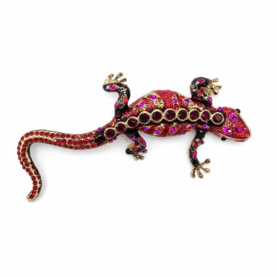 Broche de lagarto com strass vermelhos e roxos em fundo branco