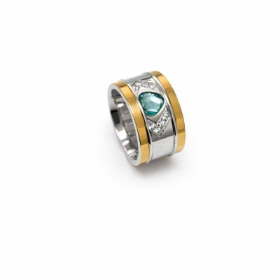 Anel largo prateado com bordas douradas e pedra verde em forma de coração